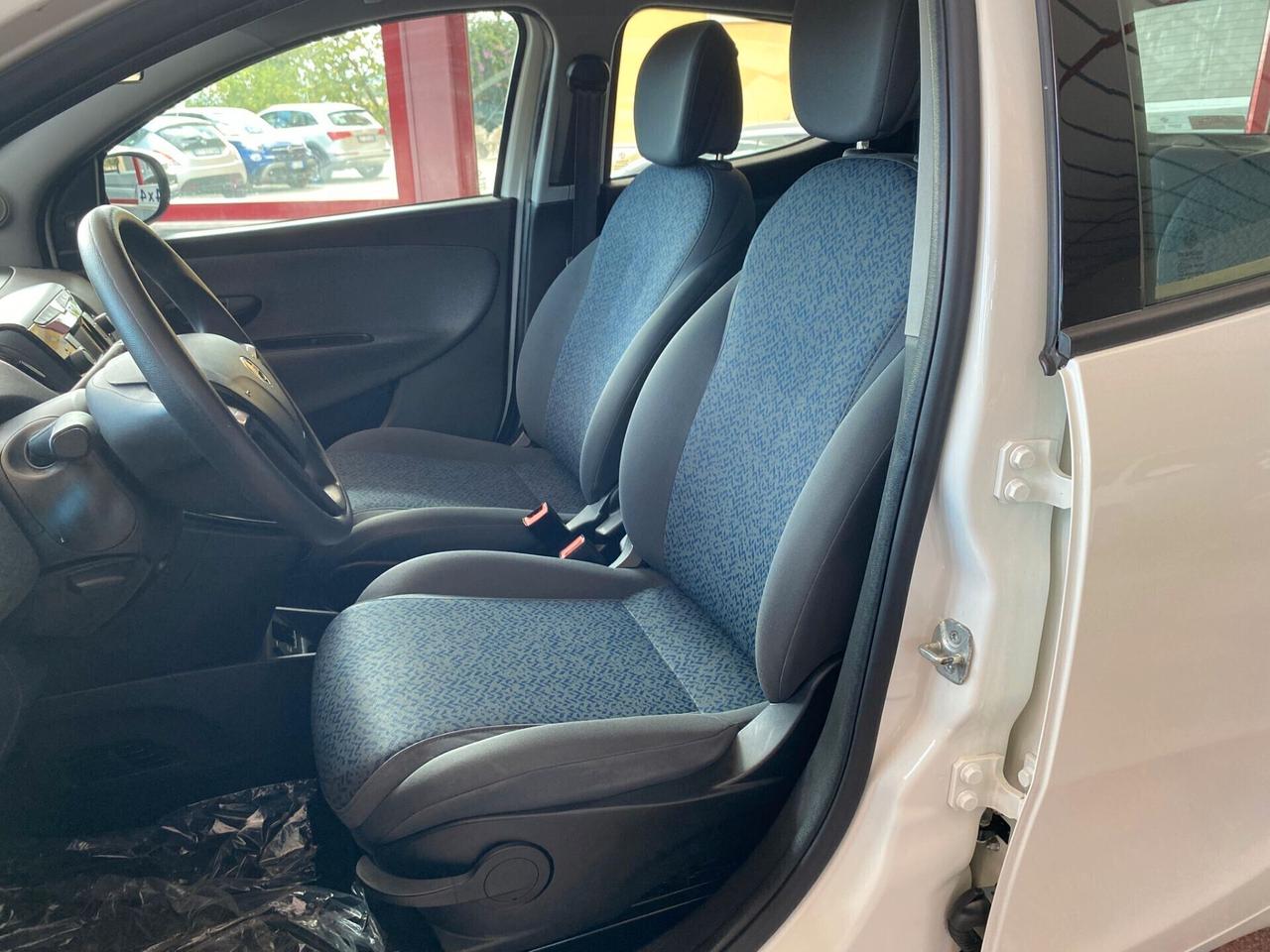Lancia Ypsilon 1.0 Hybrid Silver