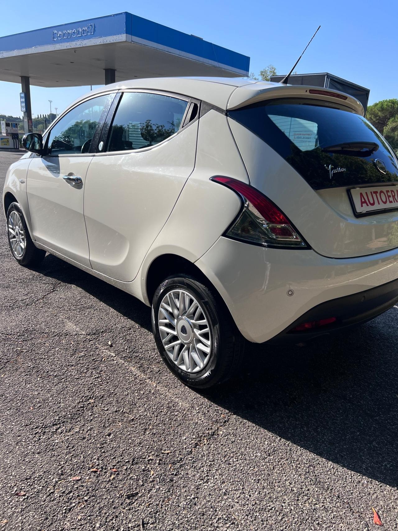 Lancia Ypsilon 0.9 TwinAir 85 CV 5 porte Metano Ecochic Elle