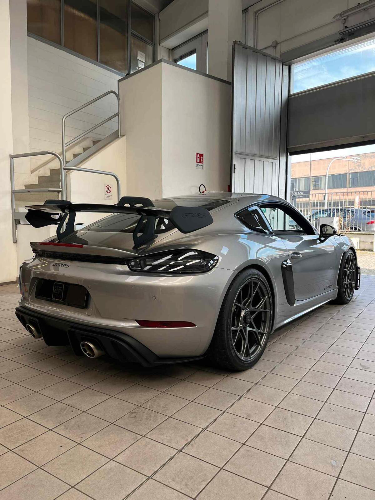 Porsche Cayman GT4 RS
