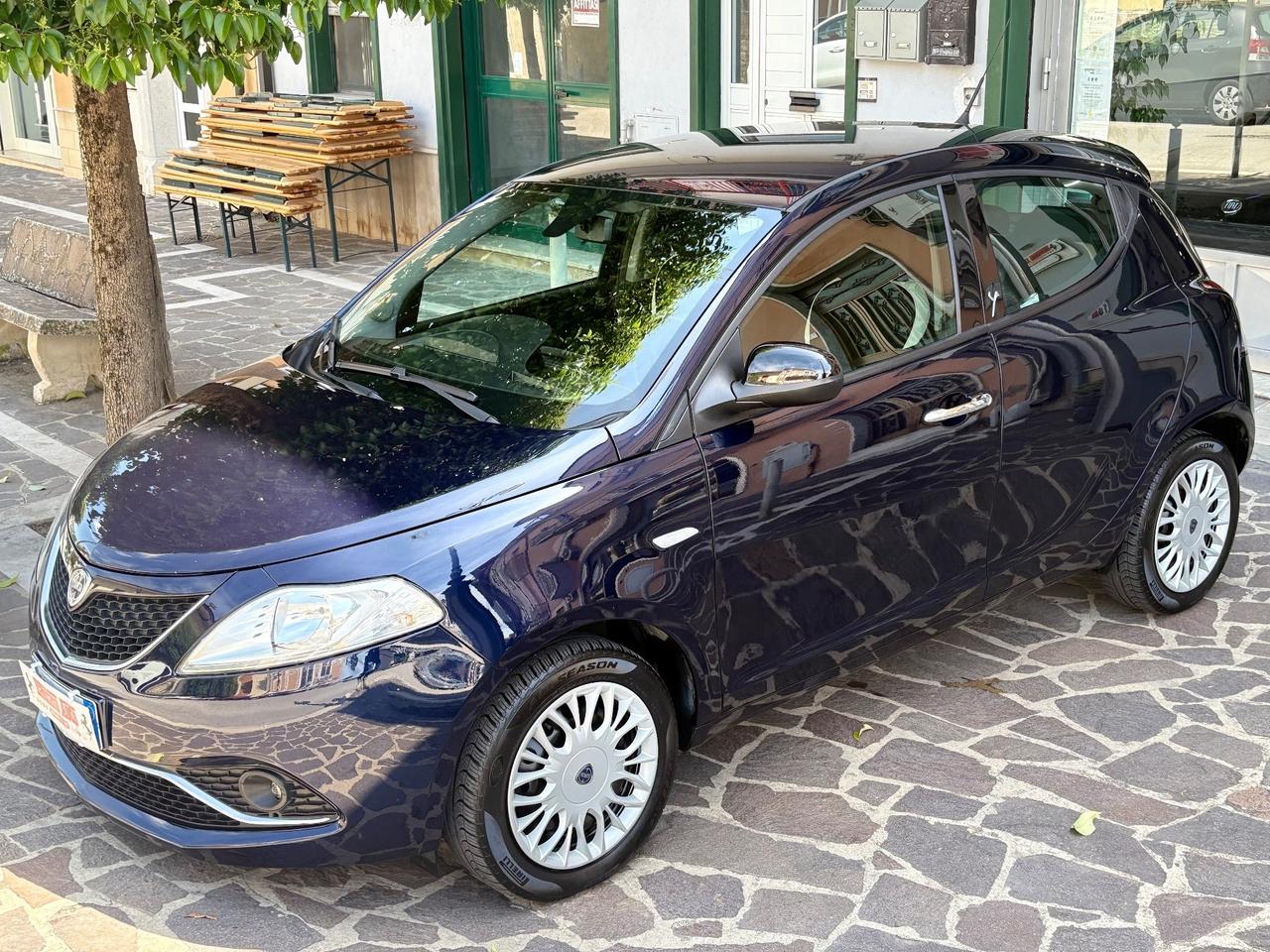 Lancia Ypsilon 1.2 69 CV 5P Gold UCONNECT Blue&Me
