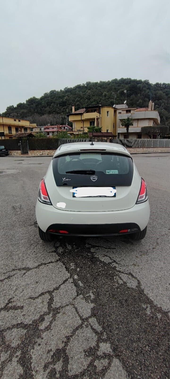 Lancia Ypsilon 1.0 FireFly 5 porte Hybrid neopatentati 12 mesi garanzia