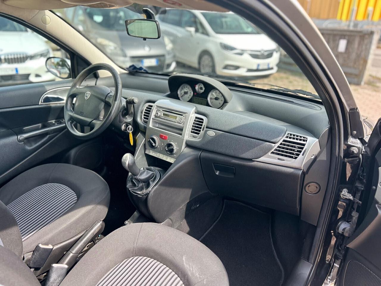 Lancia Ypsilon 1.3 MJT 75 CV Versus