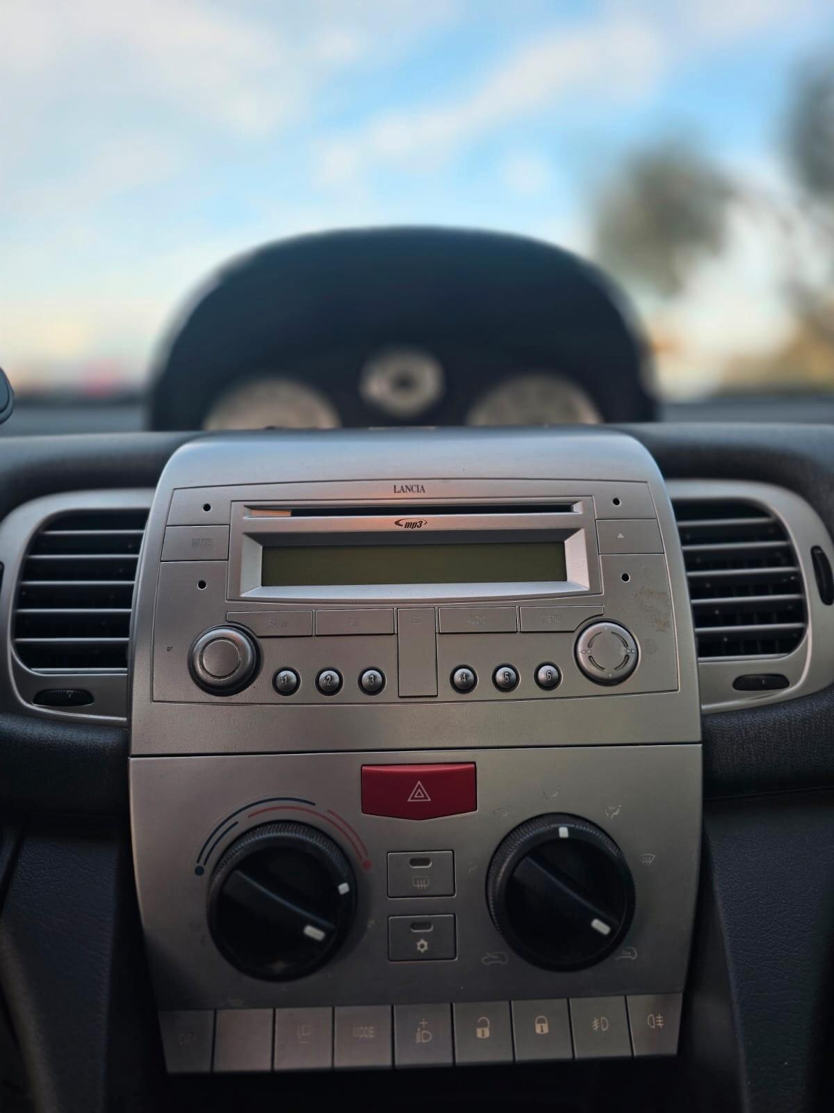 Lancia Ypsilon 1.2 69 CV Unyca