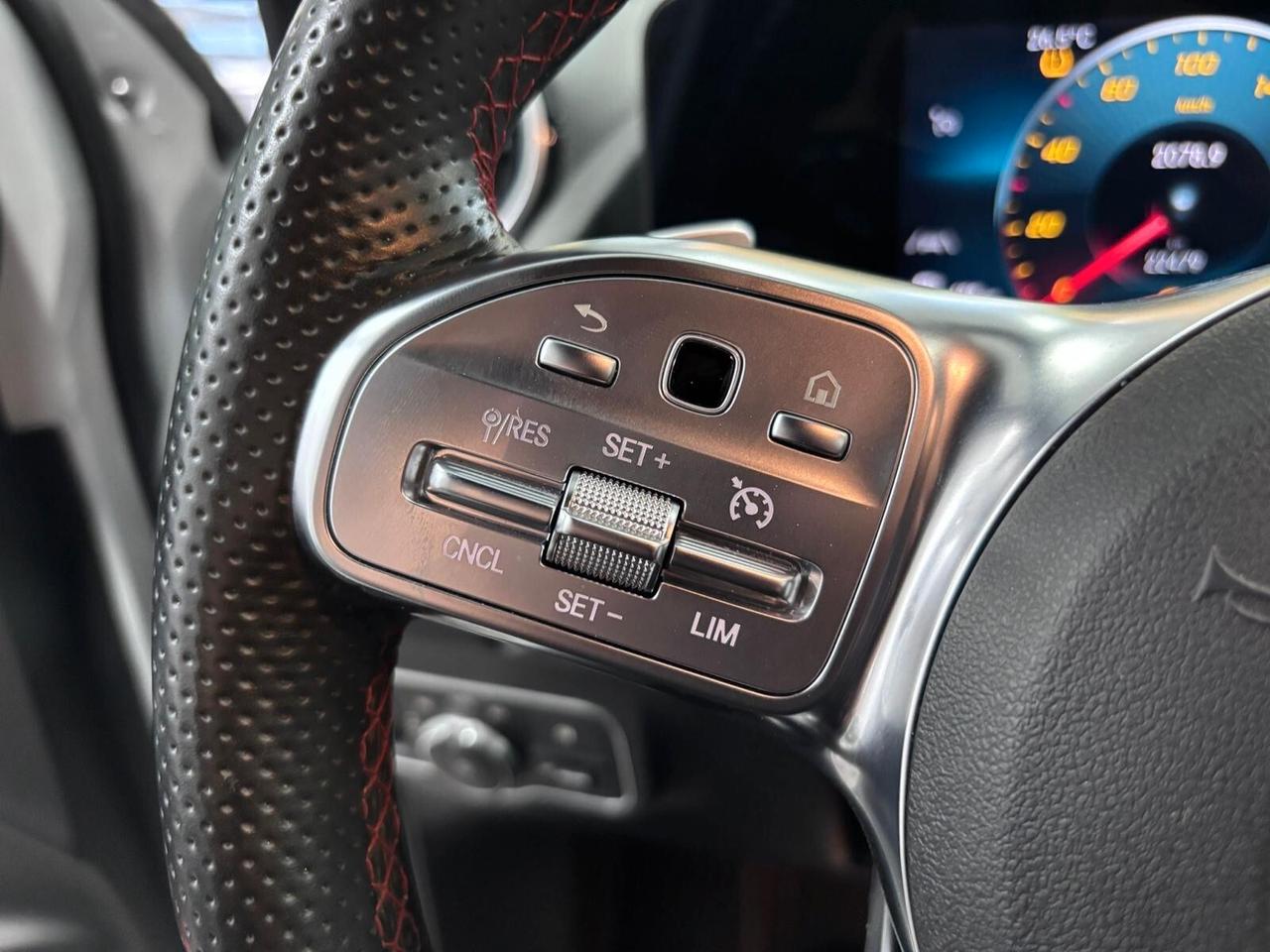 MERCEDES-BENZ GLA200D PREMIUM AMG NAVI-LED