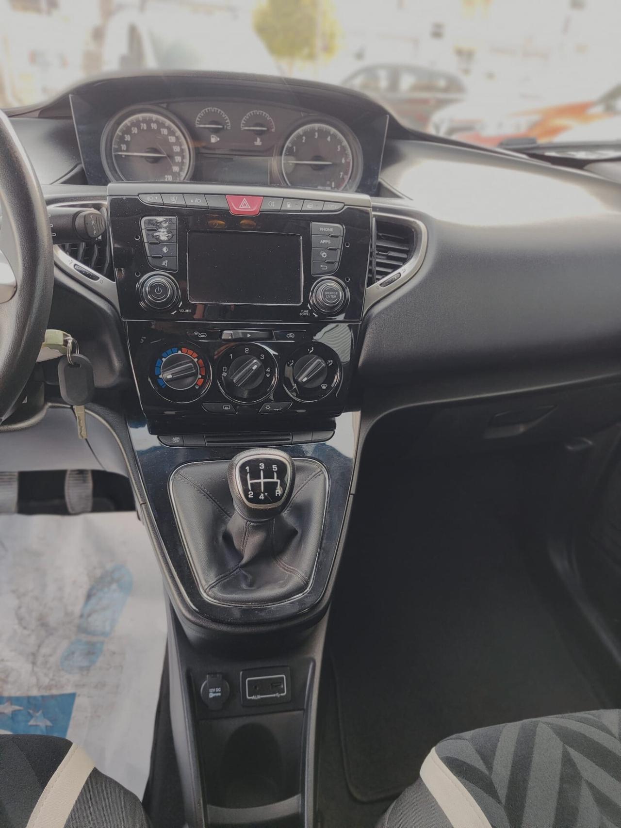 Lancia Ypsilon 1.2 69 CV 5 porte GPL Ecochic Silver