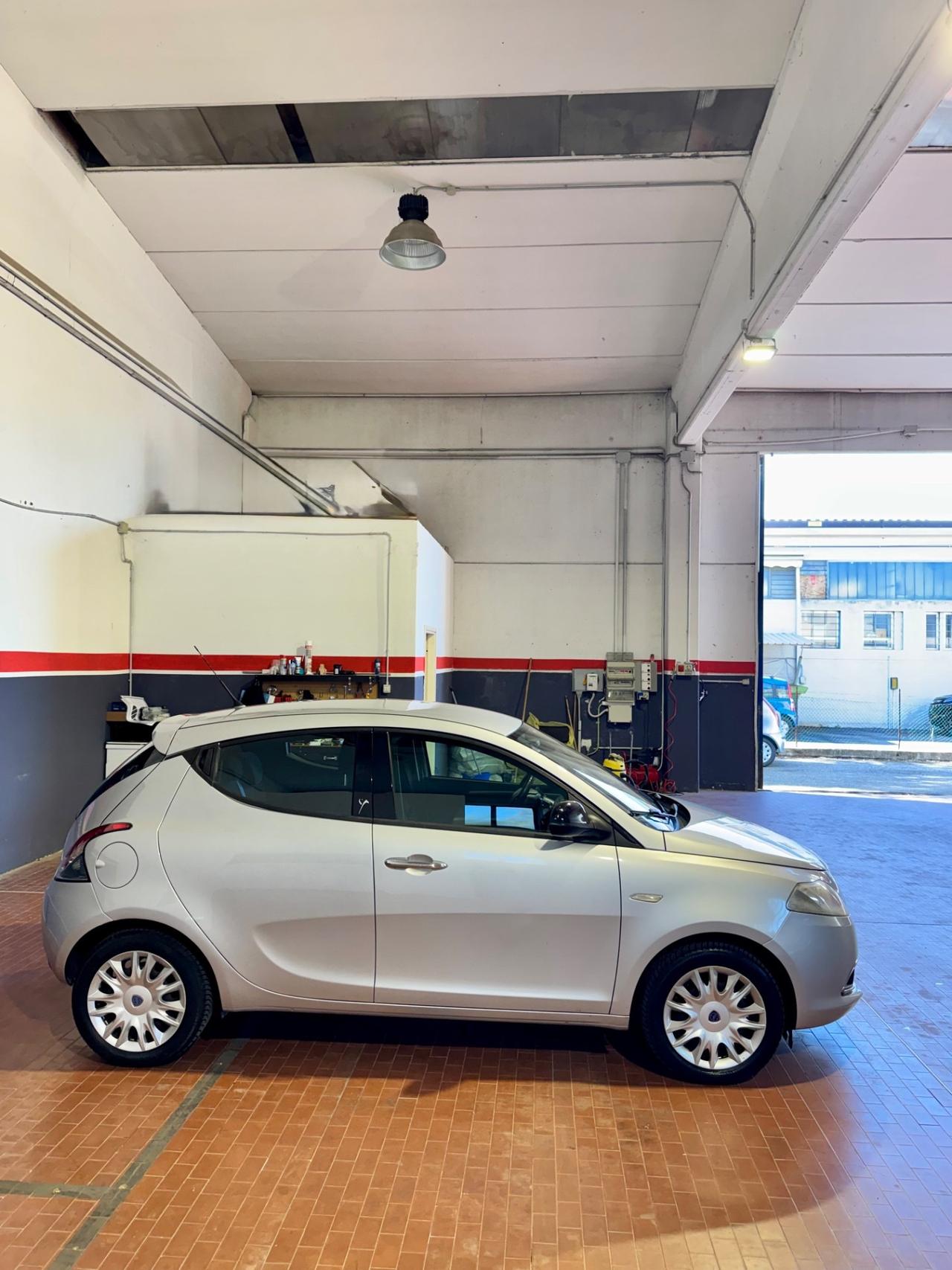 Lancia Ypsilon 1.2 69 CV 5 porte S&S Silver