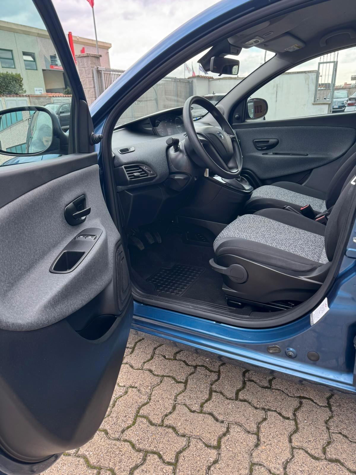 Lancia Ypsilon 1.0 FireFly 5 porte S&S Hybrid Ecochic Gold