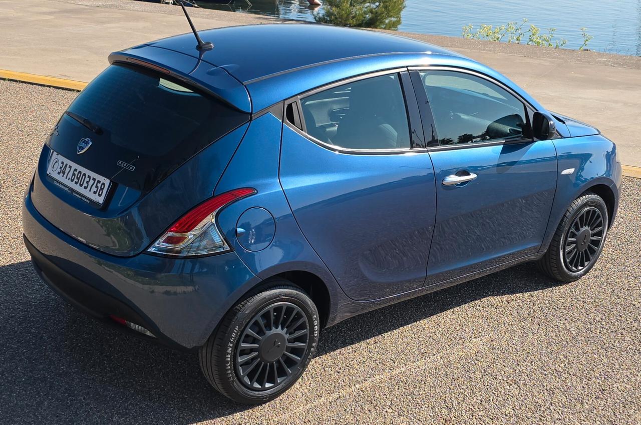 Lancia Ypsilon 1.0 FireFly 5 porte S&S Hybrid Ecochic Silver