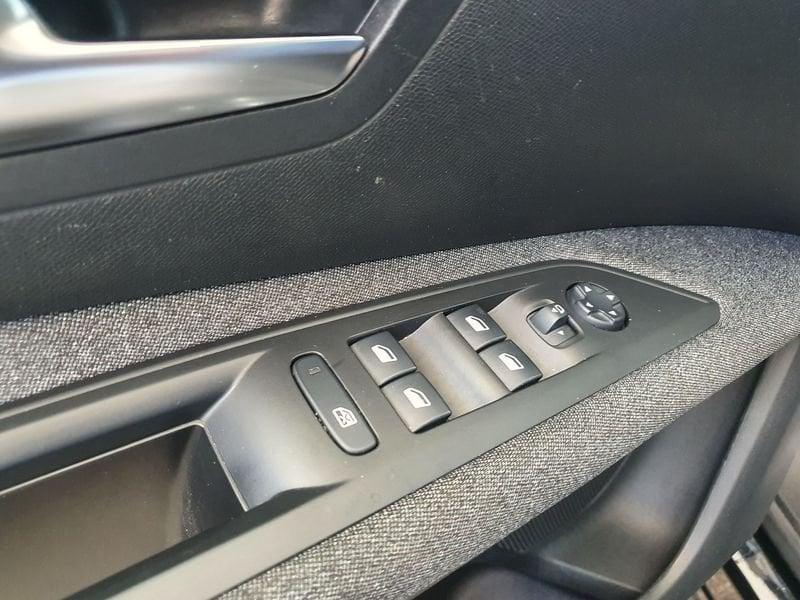 Peugeot 3008 BlueHDi 130 EAT8 S&S tua da 189,00 al mese