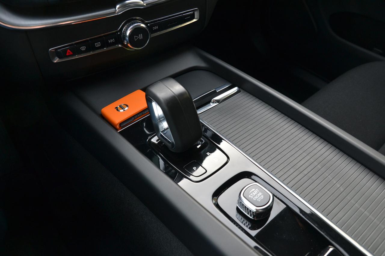 Volvo XC 60 2.0 197CV AWD HYBRID/DIESEL AUT.+FULL LED+RCAM+NAV