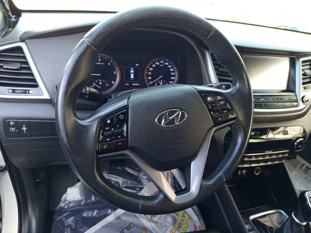 HYUNDAI Tucson 1.7 CRDi XPossible TETTO/NAV/PELLE