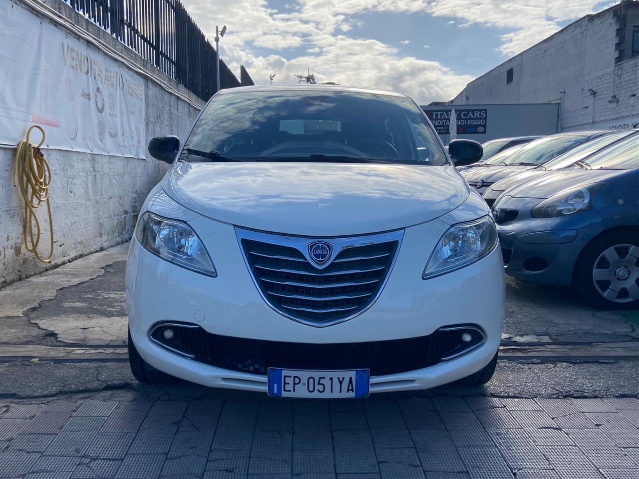 Lancia Ypsilon 0.9 TwinAir 85 CV 5 porte Metano Ecochic Silver