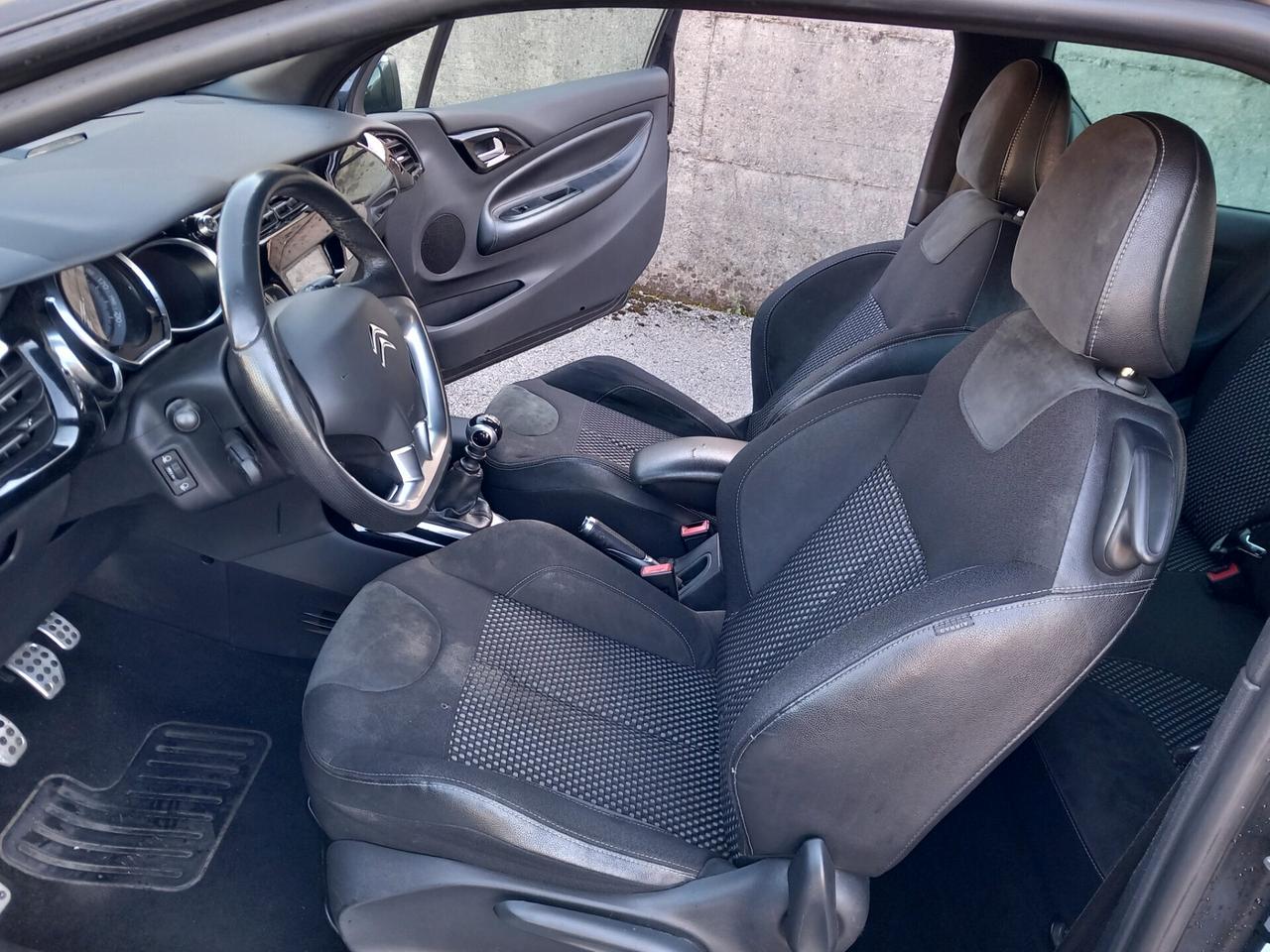 DS3 3 1.6 THP 155 Just Black