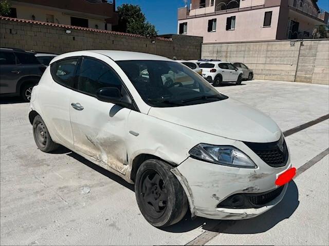 Lancia Ypsilon 2023 1.0 FireFly 5 porte S&S Hybrid Gold sinistrata incidentata