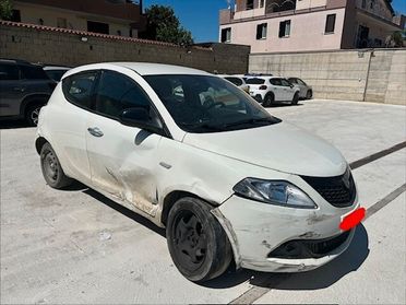 Lancia Ypsilon 2023 1.0 FireFly 5 porte S&S Hybrid Gold sinistrata incidentata