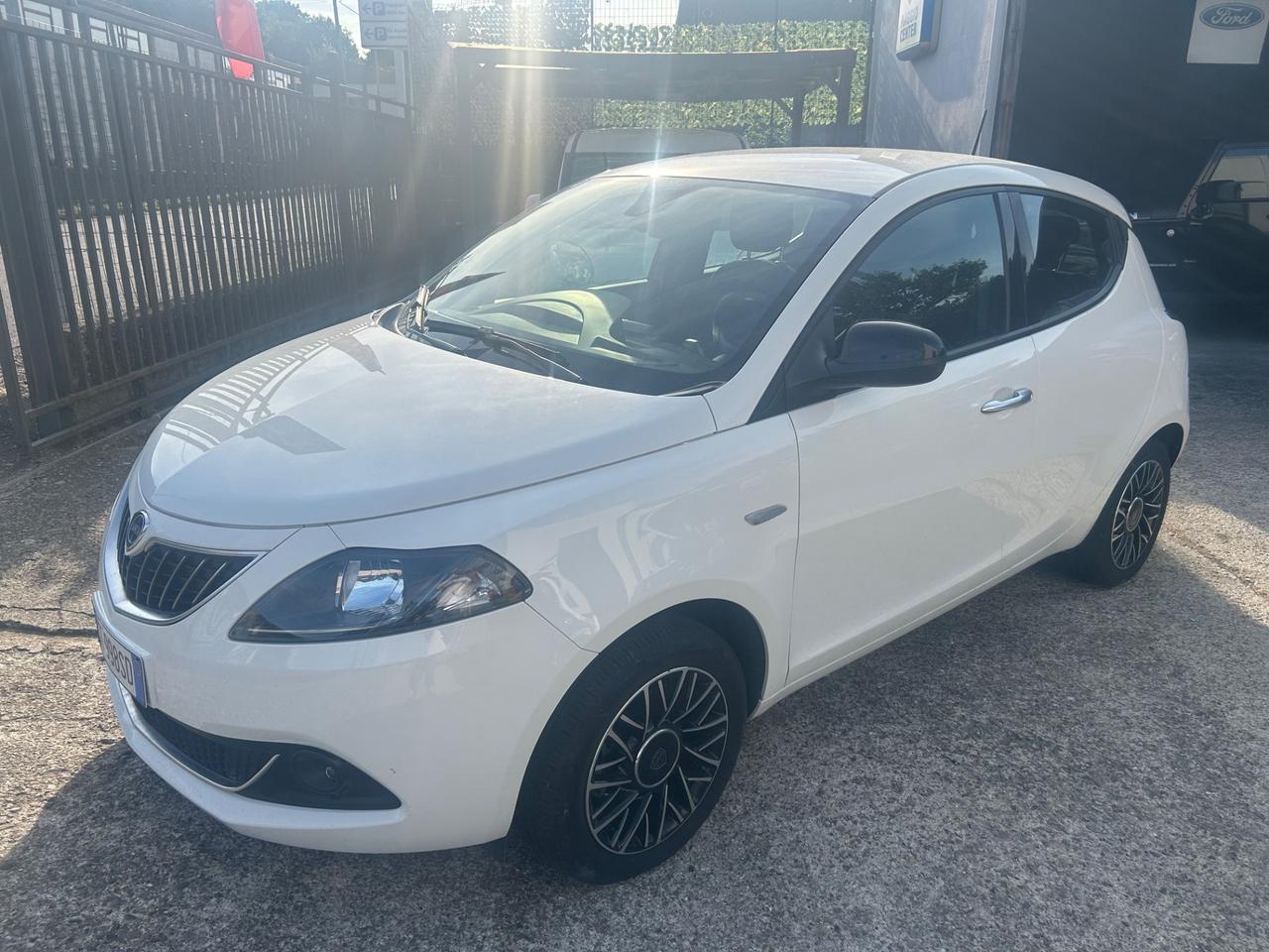 Lancia Ypsilon 1.0 FireFly 5 porte S&S Hybrid Platino