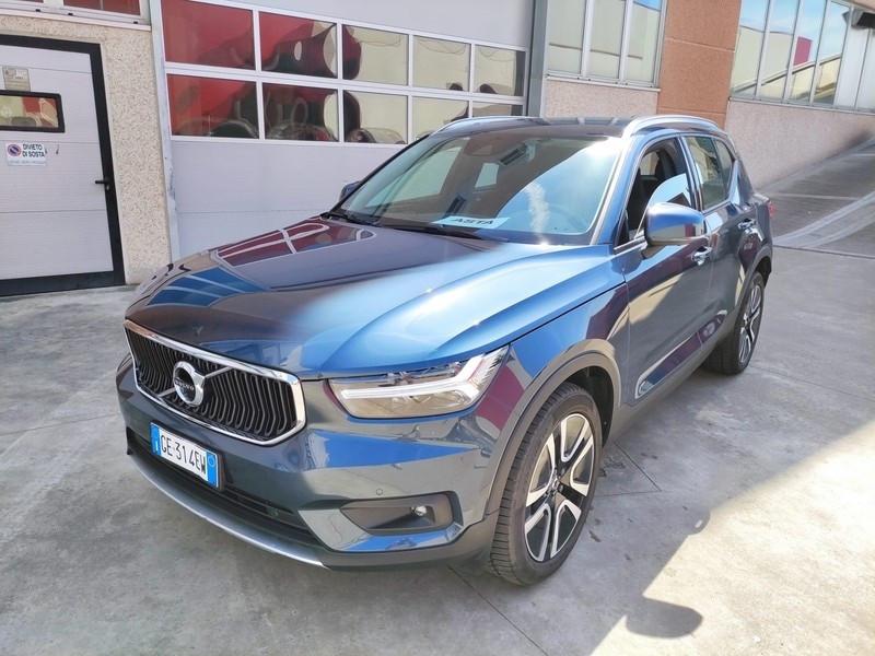 Volvo XC40 T2 Aut Momentum Pro 04/2021 Neopatentati