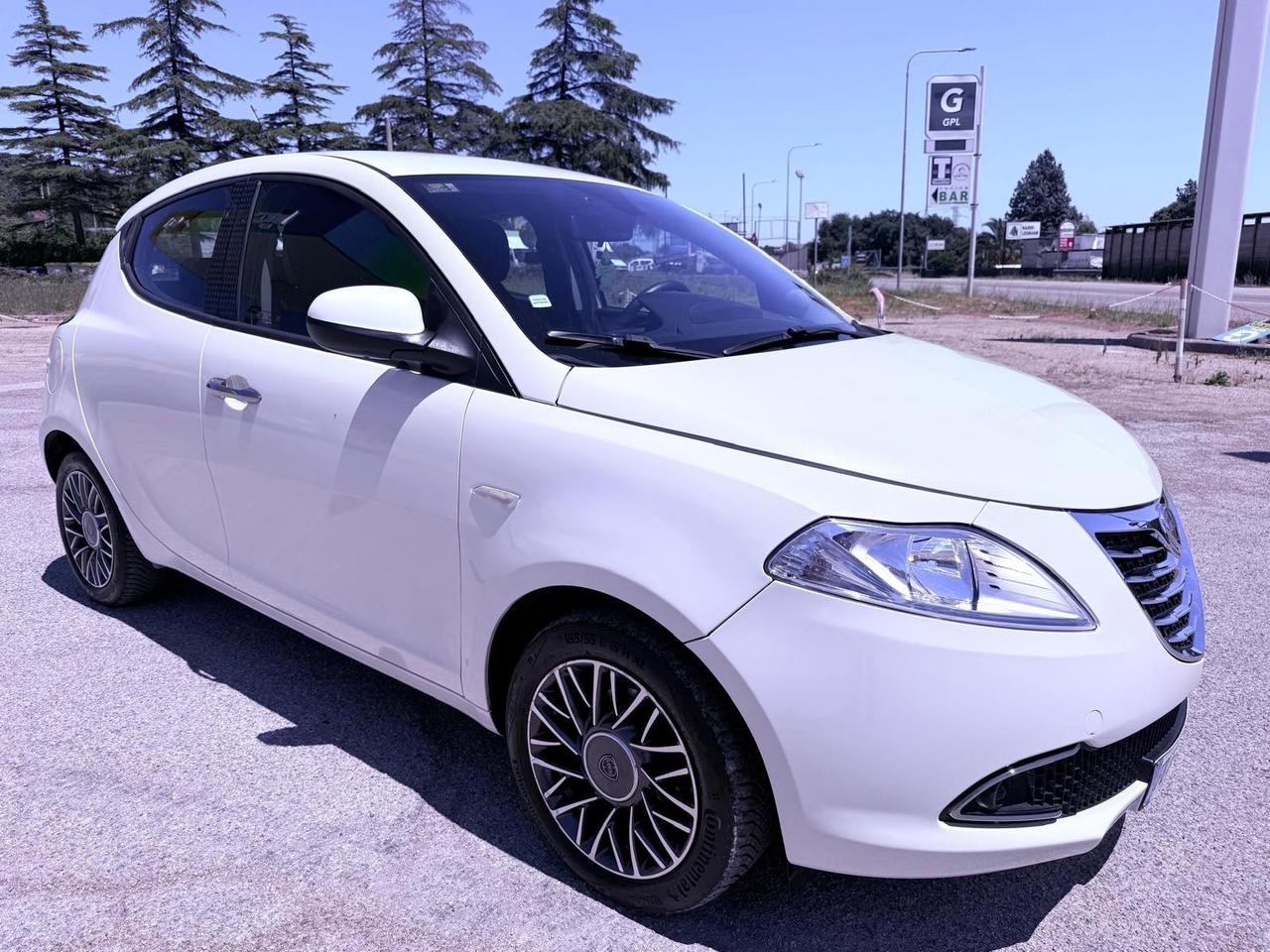 Lancia Ypsilon 1.2 69 CV 5 porte GPL Ecochic Silver