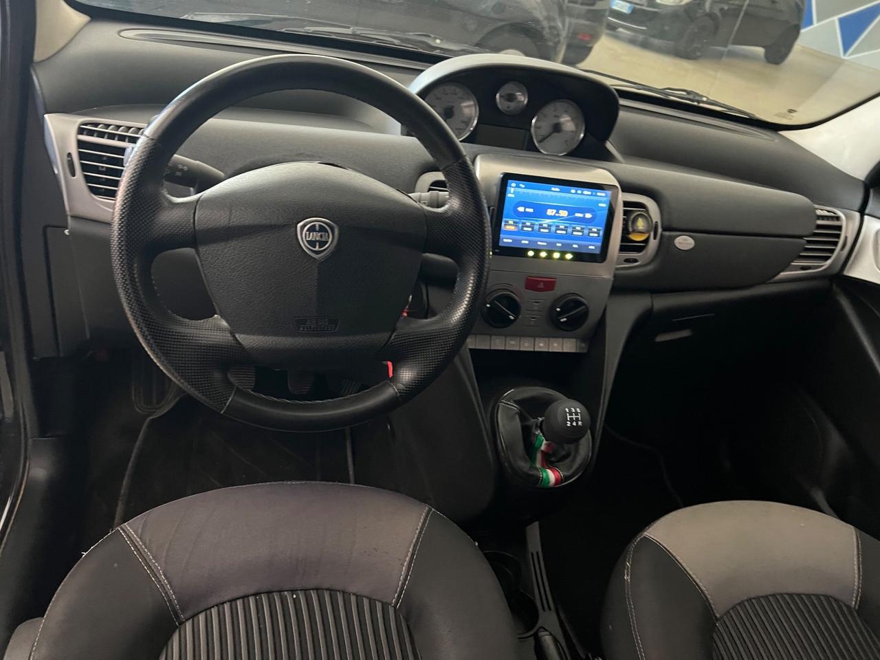 Lancia Ypsilon 1.3 MJT 75 CV MOMO DESING
