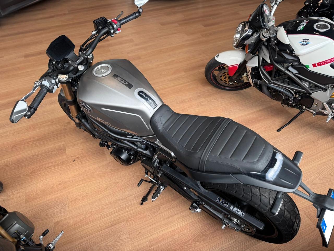 Benelli Leoncino 800