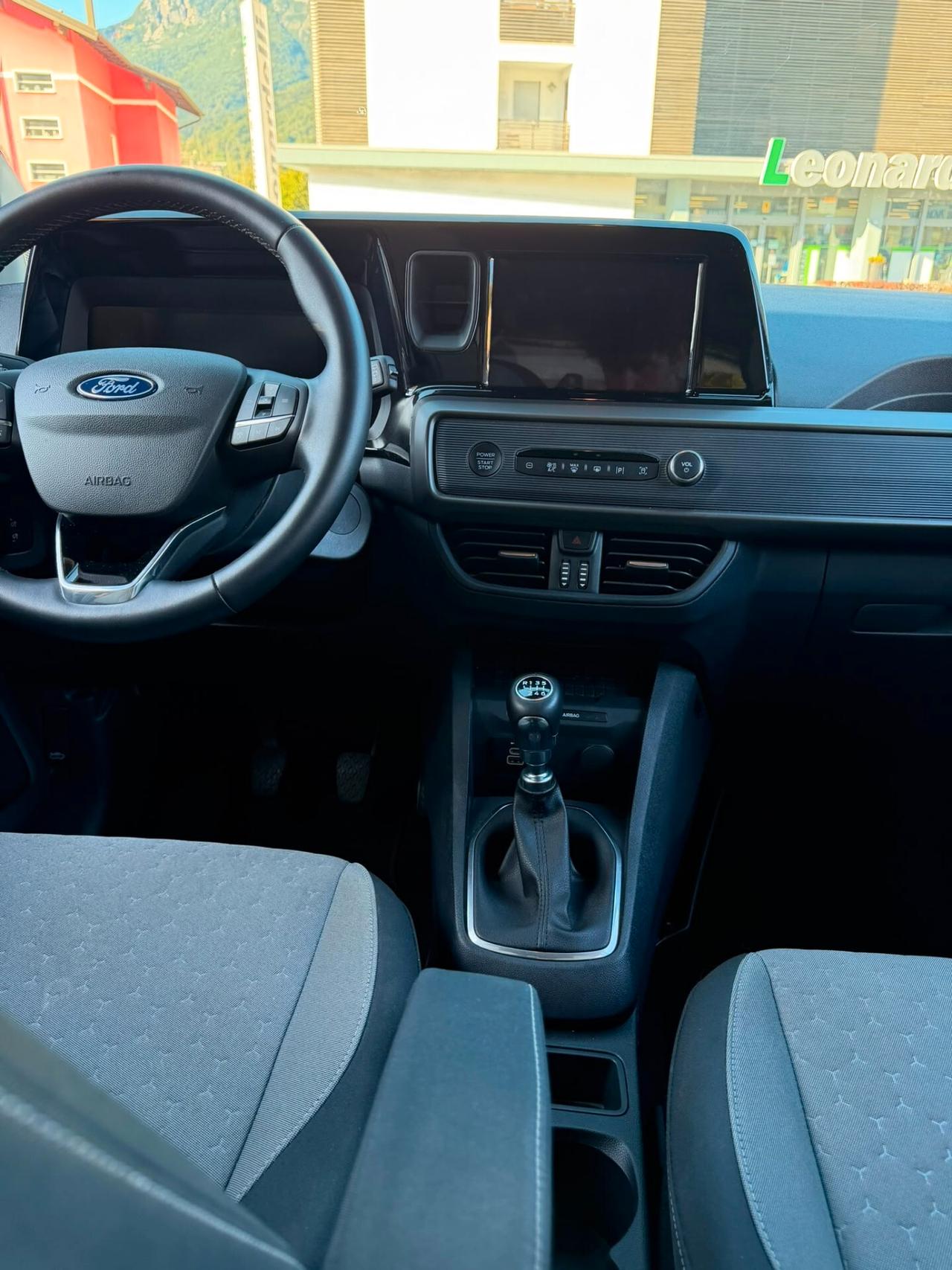 Ford Tourneo Courier 1.0 EcoBoost Titanium