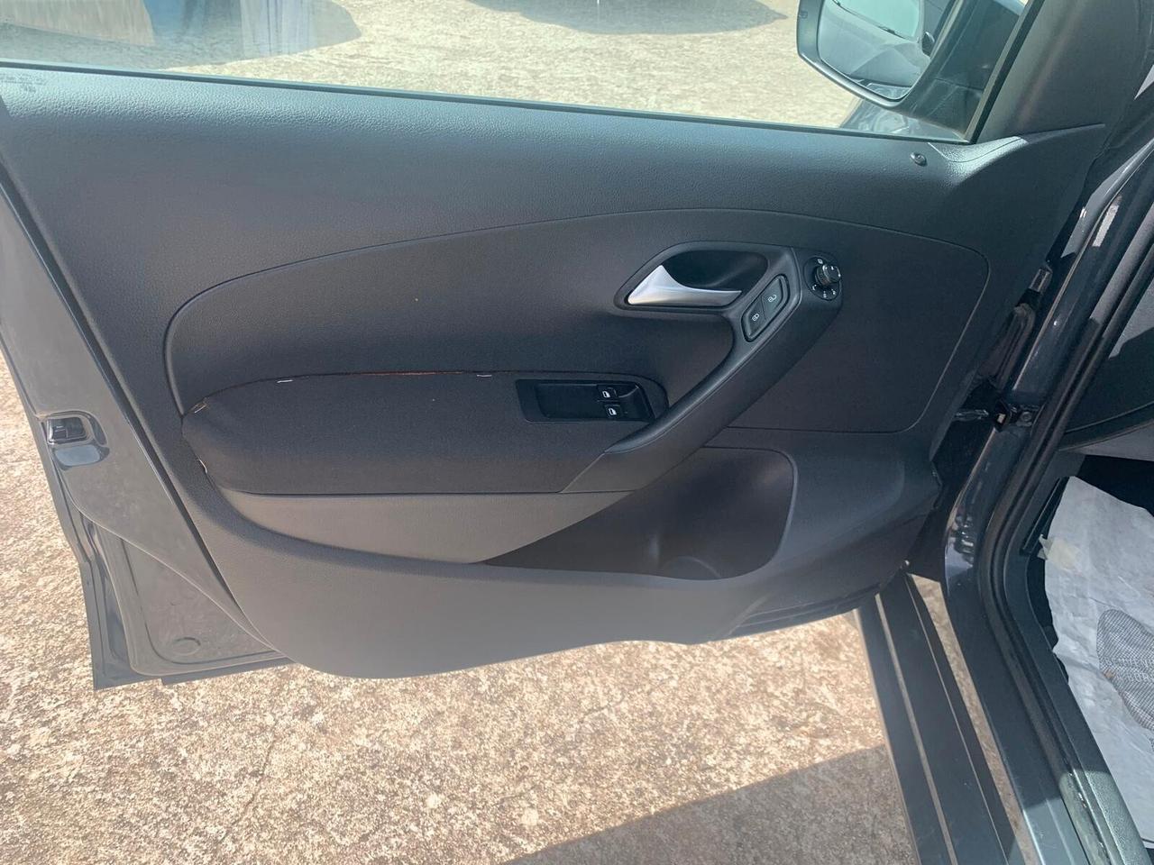 Volkswagen Polo 1.0 MPI 5P Trendline - 2014