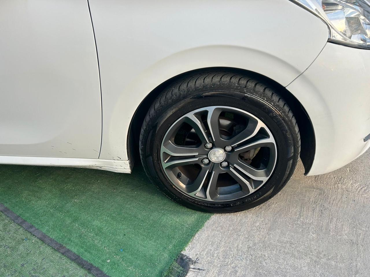 Peugeot 208 1.4 HDi 68 CV 5 porte Allure