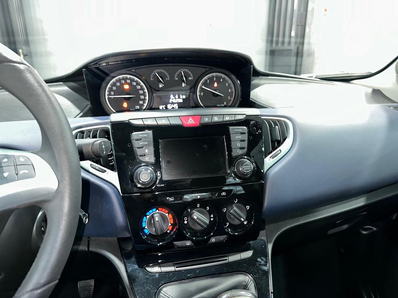 Lancia Ypsilon 1.0 69cv Hybrid 5 porte NEOPATENTATI