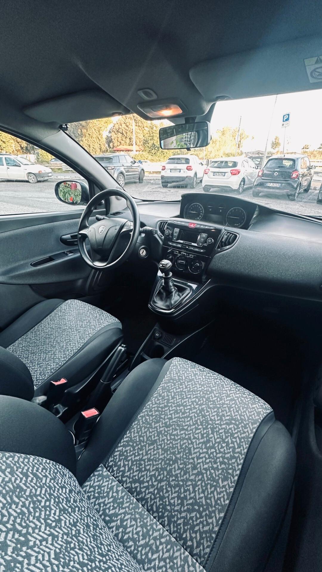 Lancia Ypsilon 1.0 FireFly 5 porte S&S Hybrid Ecochic Silver