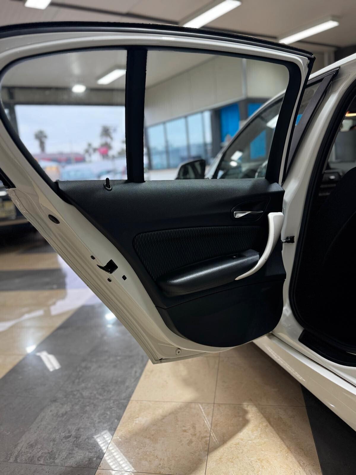 Bmw 116 116d 5p. Urban 2015