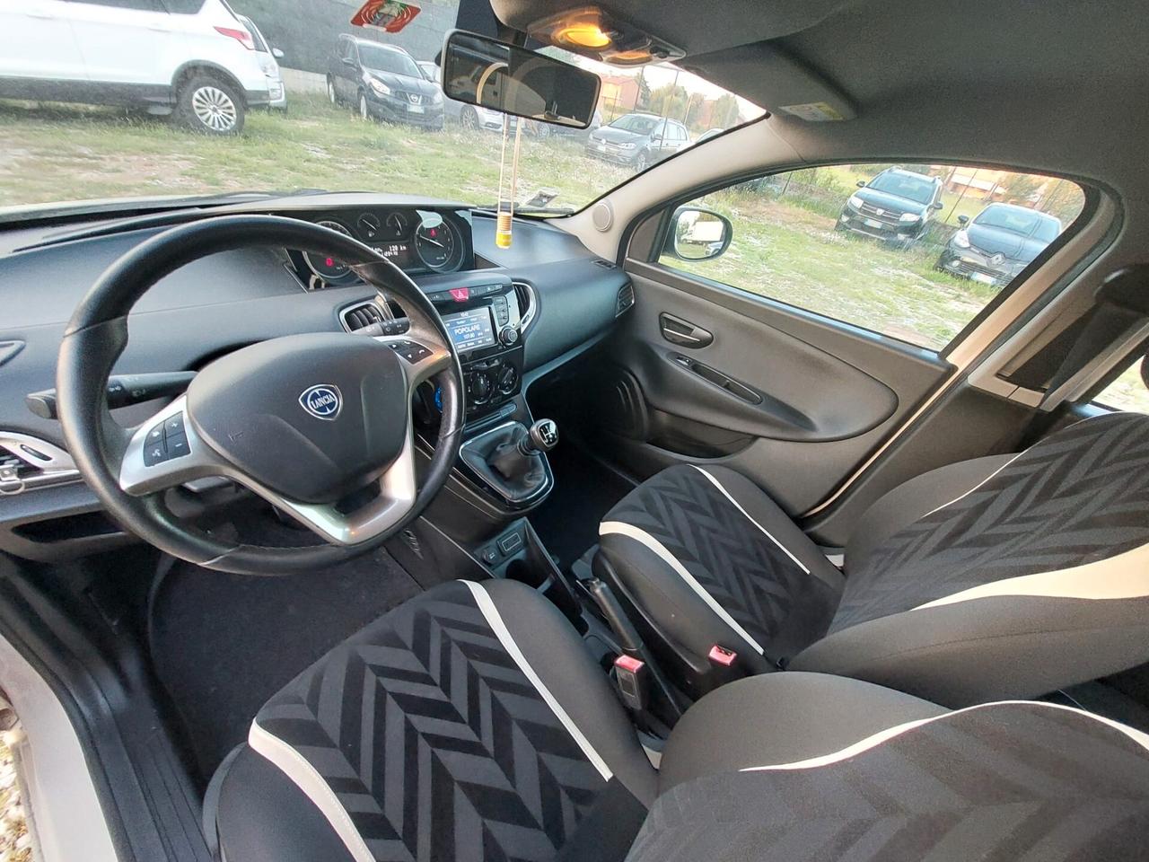 Lancia Ypsilon 1.2 69 CV 5 porte Platinum
