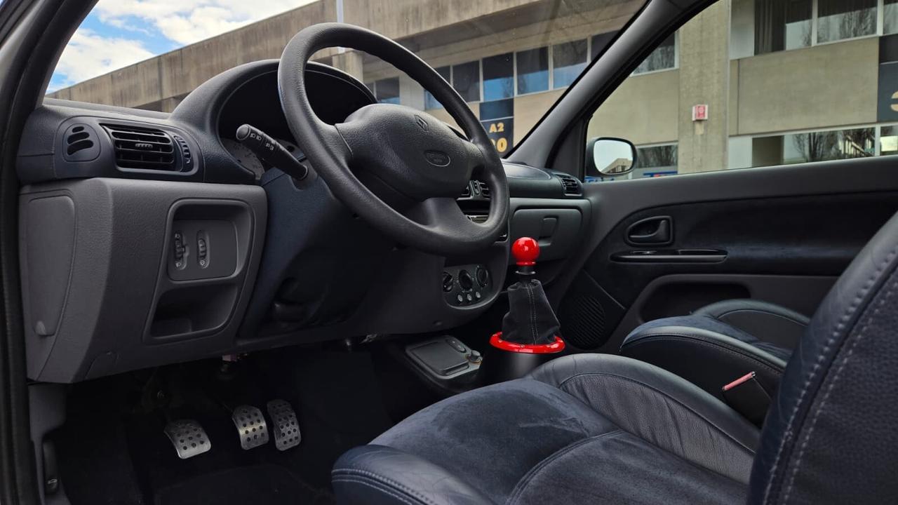 Renault Clio 3.0 V6 24V cat 3 porte Sport