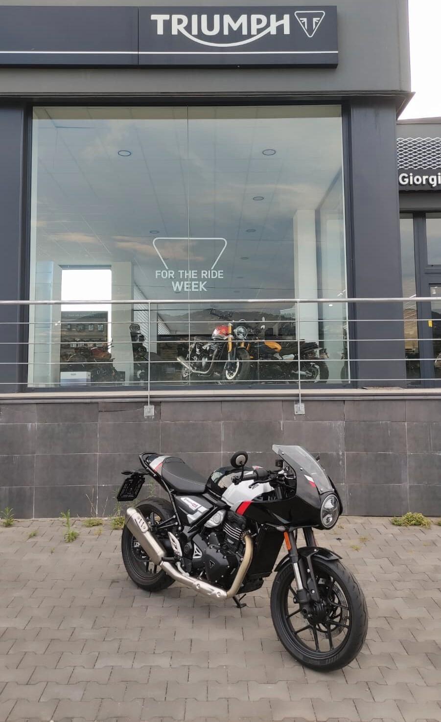 Triumph Thruxton 400
