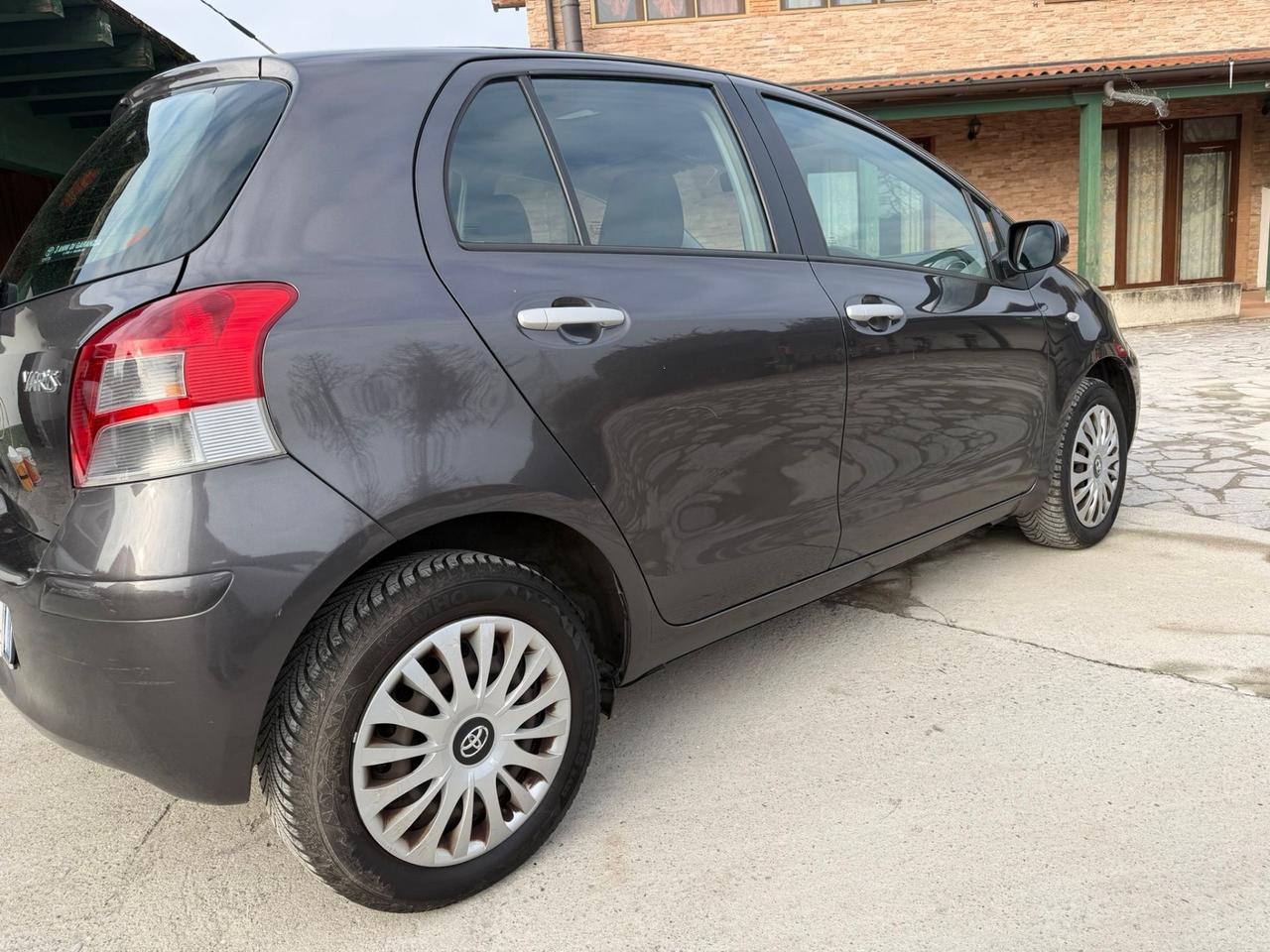 Toyota Yaris 1.0 5 porte Sol neopatentati