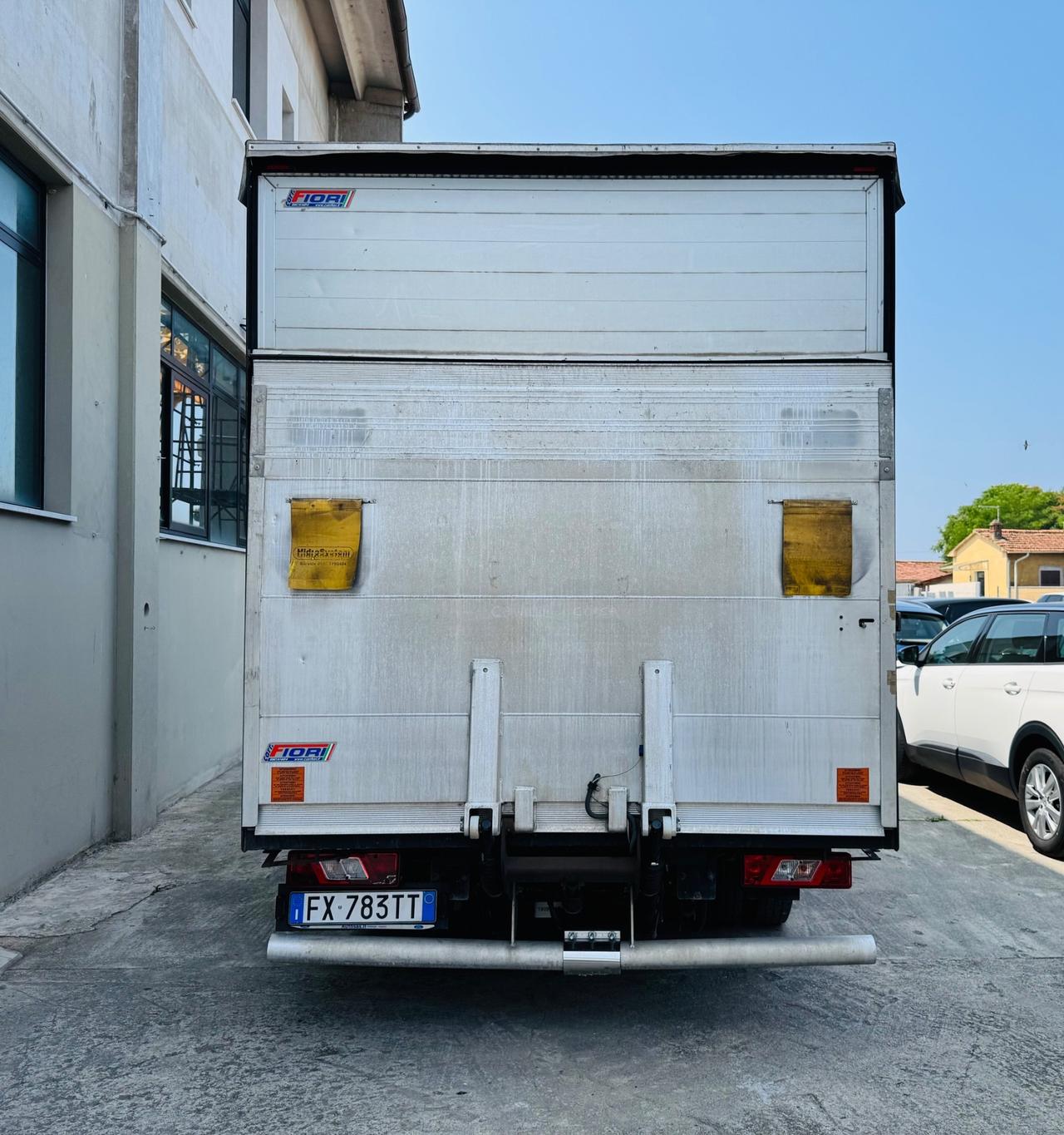 Ford Transit con la pedana ribasabile