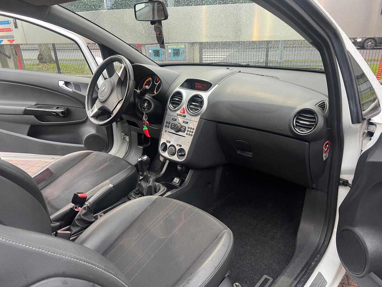 Opel Corsa 1.2 3 porte b-color