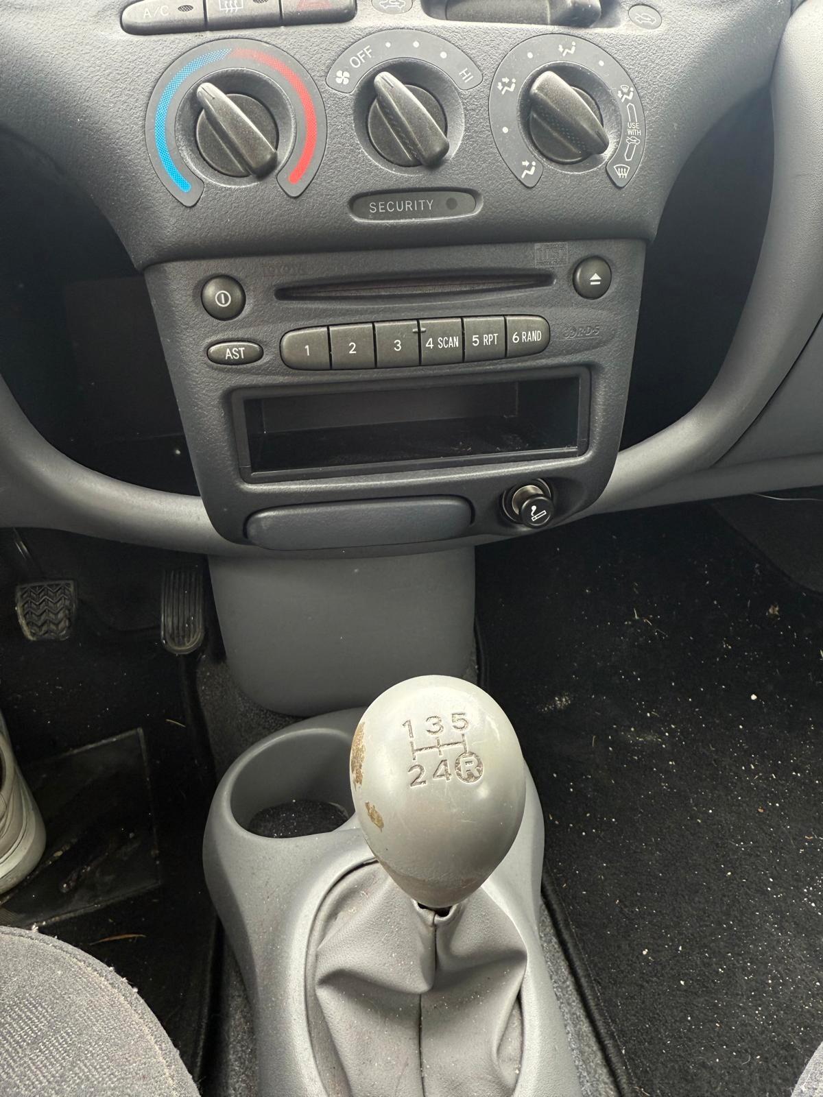 Toyota Yaris 1.0i 16V cat 5 porte Sol '03