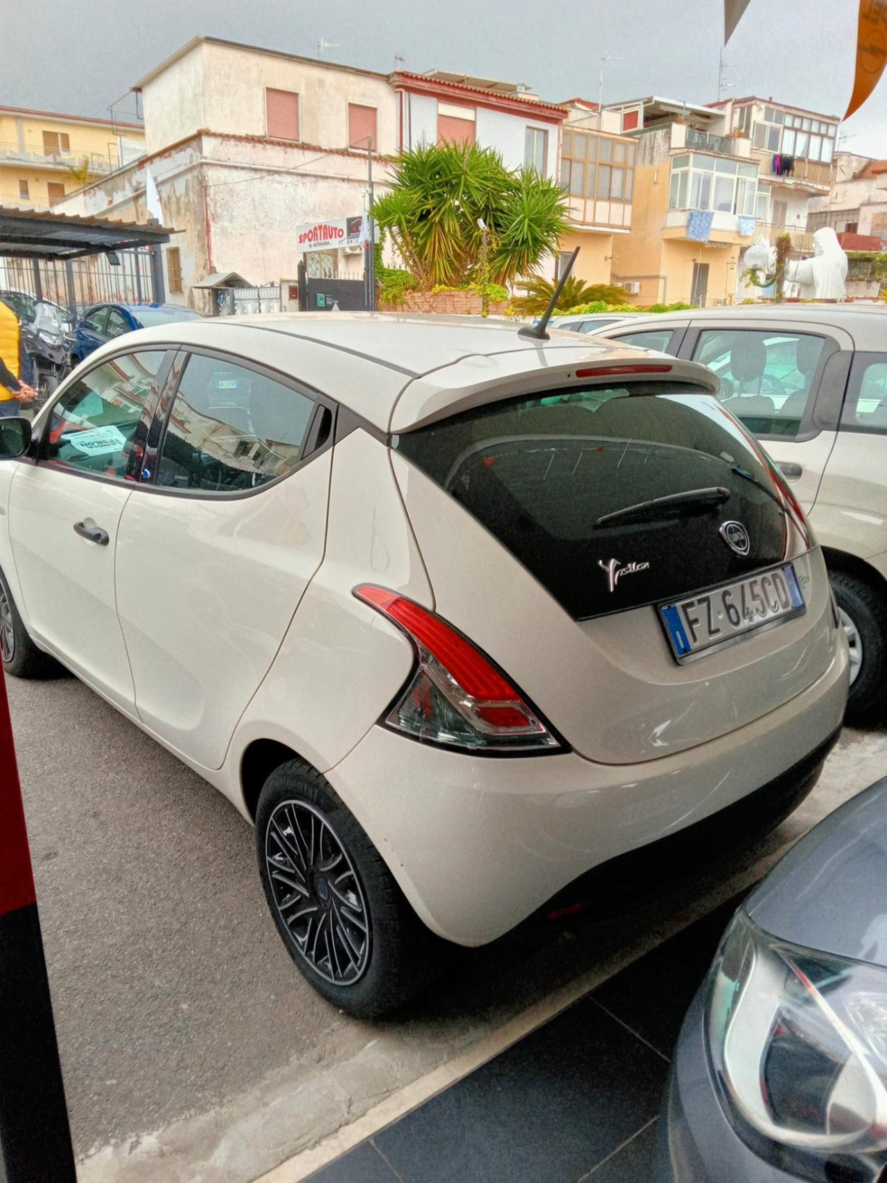 Lancia Ypsilon 1.2 69 CV 5 porte GPL Ecochic Black and Noir