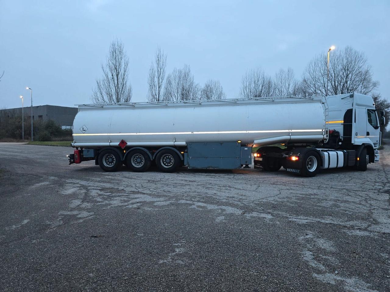 TRATTORE STRADALE RENAULT CON CISTERNA OMT