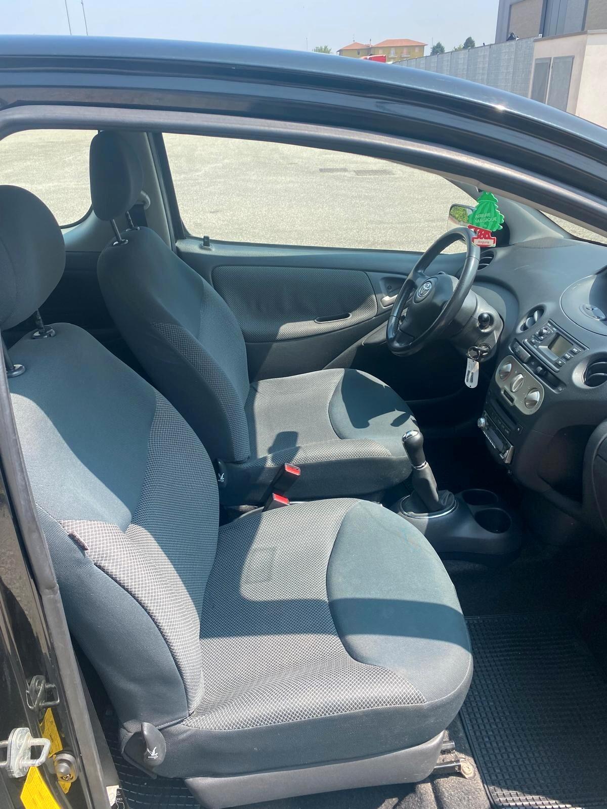 Toyota Yaris 1.0i 16V cat 3 porte Sol Blue ADATTA AI NEOPATENTATI