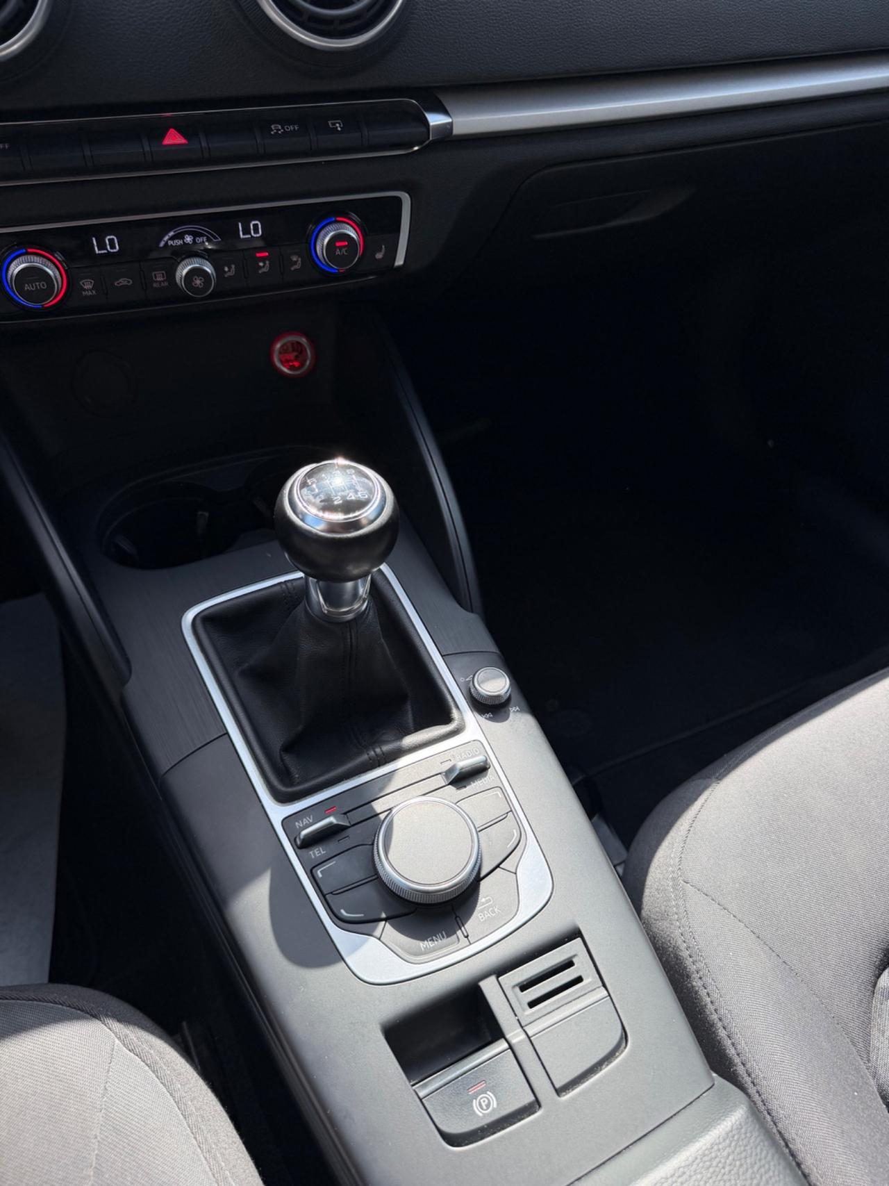 Audi A3 1.6 TDI 110 cv Attraction-2015/LED/NAVI