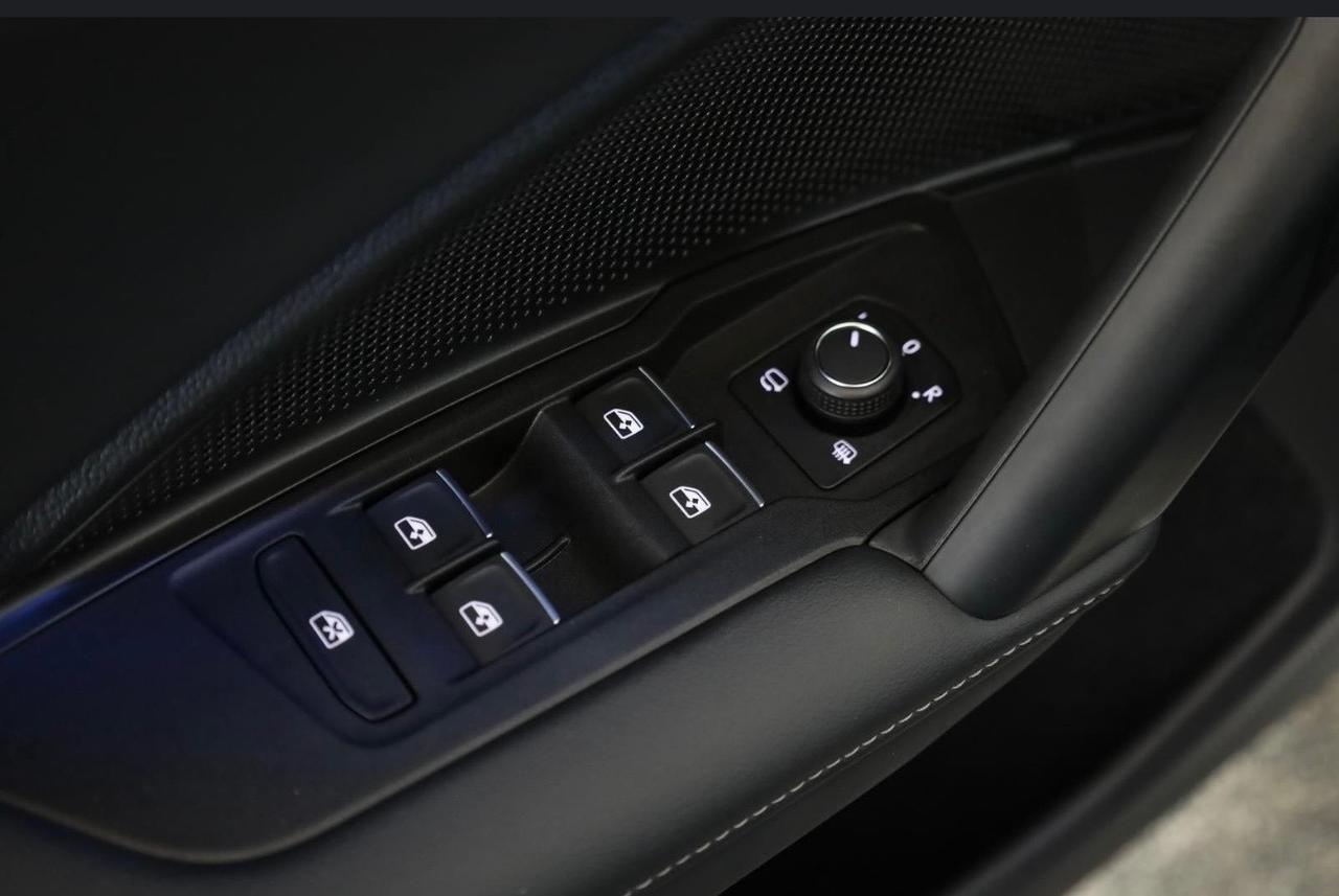 Volkswagen Tiguan 2.0TDi DSG R Line Navi Tetto Cerchi neri