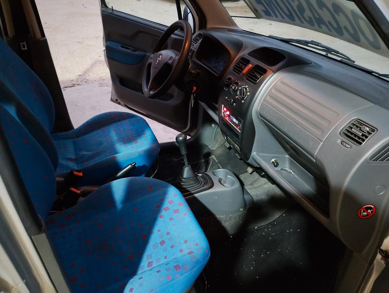 Opel Agila 1.2 16V Comfort