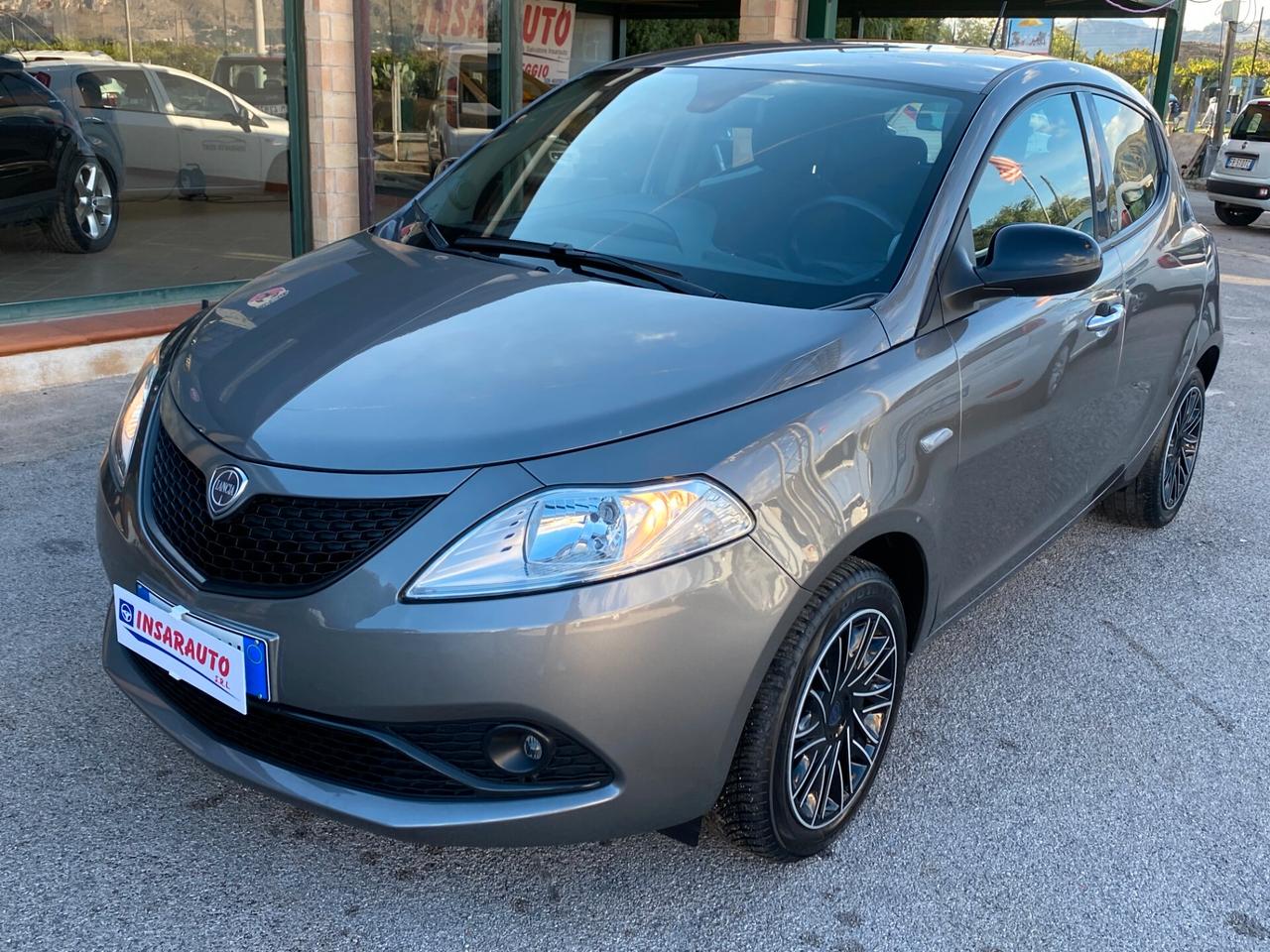 Lancia Ypsilon 1.0 FireFly 5 porte S&S Hybrid Ecochic Silver