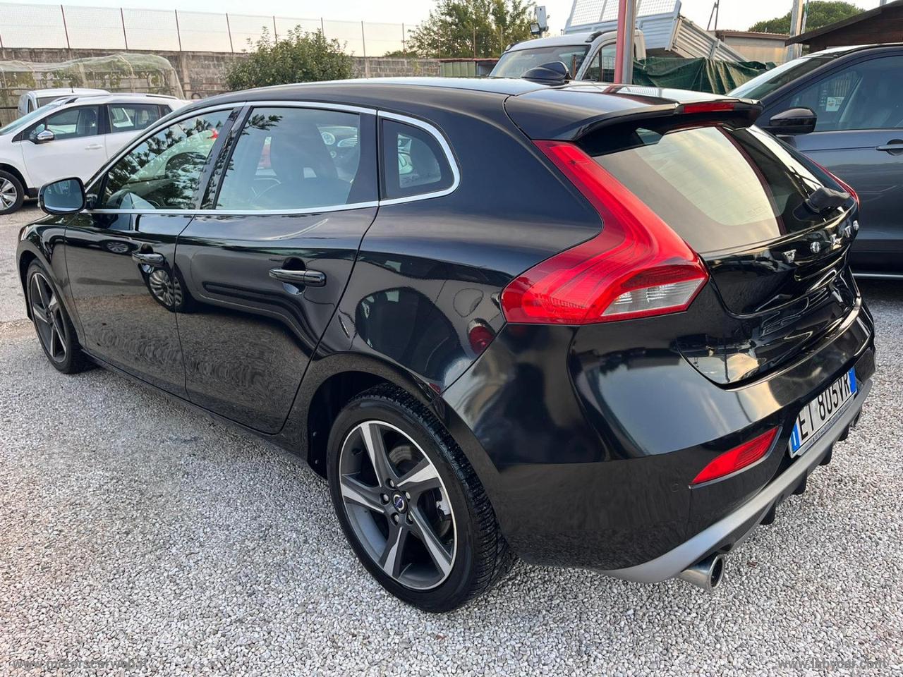 VOLVO V40 D2 1.6 R-design Momentum