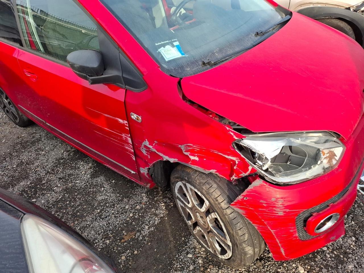 VW UP 2014 BENZINA SINISTRATA