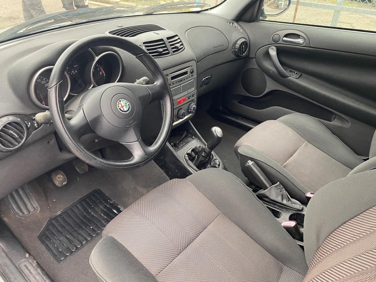 Alfa Romeo 147 1.6i 16V Twin Spark cat 3p. Distinctive