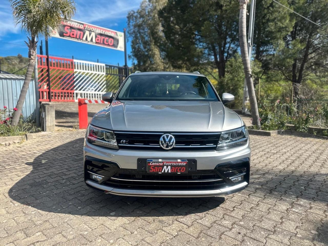 Volkswagen Tiguan 2.0 TDI SCR Sport R-Line interno ed esterno cambio manuale