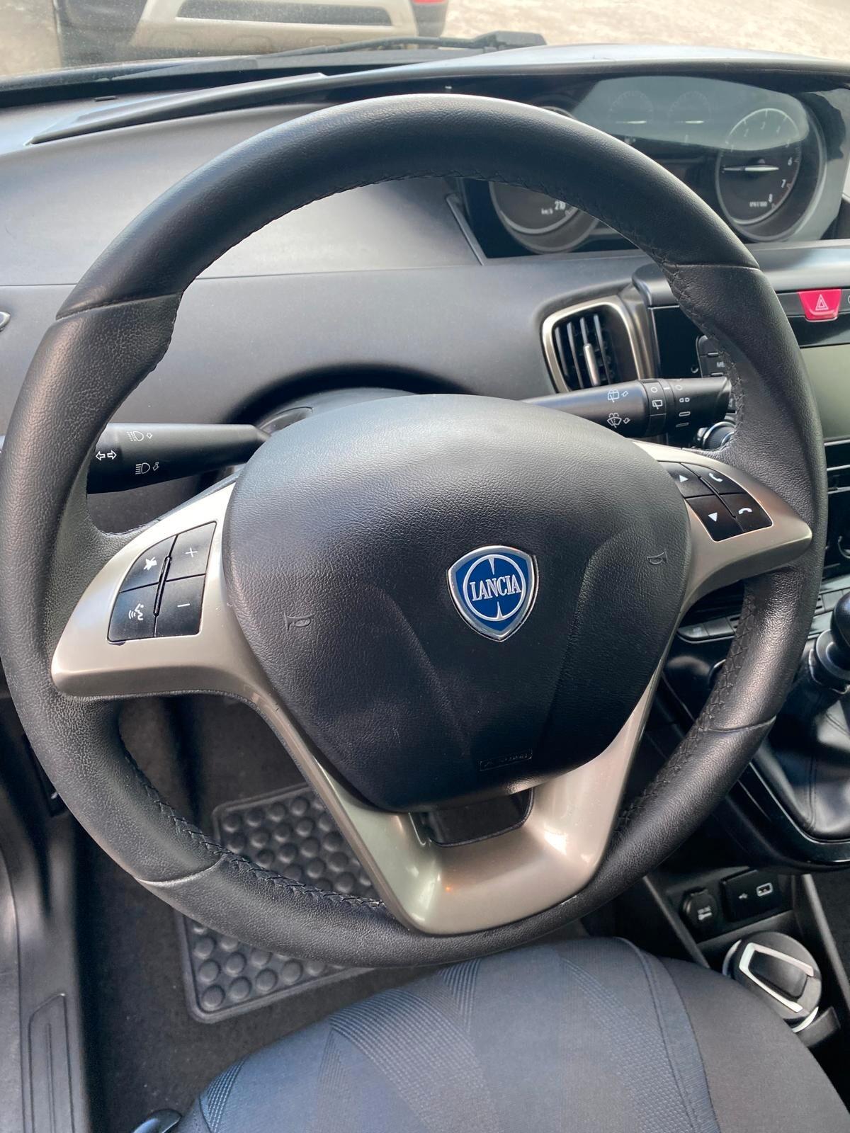 Lancia Ypsilon 1.2 69 CV 5 porte Gold