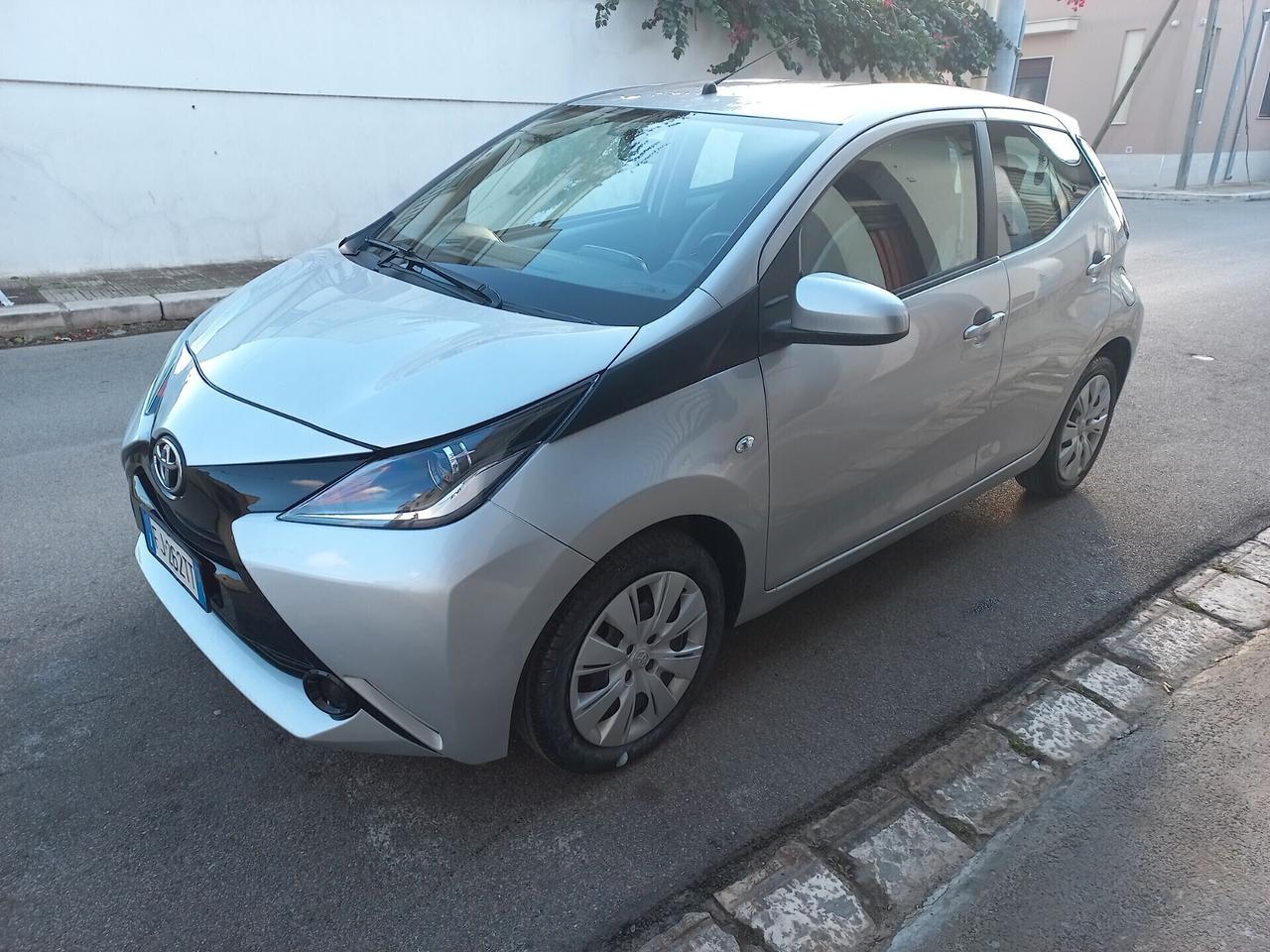 Toyota Aygo 1.0 VVT-i 69 CV 5 porte x-black TSS